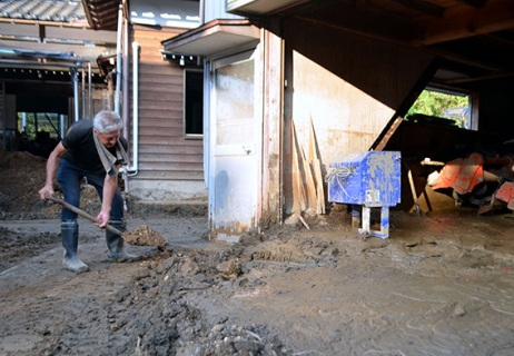 「生まれ育ったこの土地がどうなるか」―。通いながら自宅敷地内の土砂撤去作業に追われる相蘇さん＝23日午後