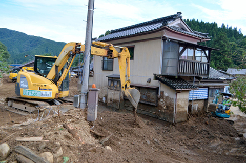 土砂の撤去作業は進むが、土地を離れる決断をする住民も＝26日、酒田市北青沢