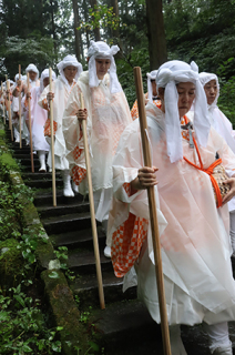 雨の中、羽黒山頂を目指す神子修行道場の参加者