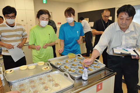 参加者がさまざまな食材を試食し、嚥下食に向いている食感などを学んだ