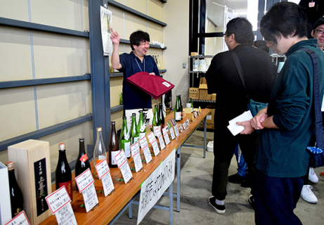 清酒「上喜元」がずらり並んだ酒田酒造の蔵開き＝酒田市京田二丁目