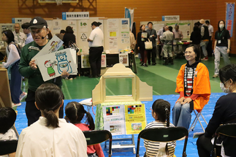 「環境紙芝居」を披露するだがしやクラブ紙しばい部