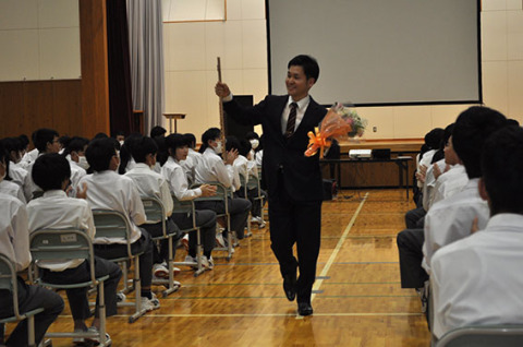 母校の鶴岡三中で進路について講話する鎌田さん