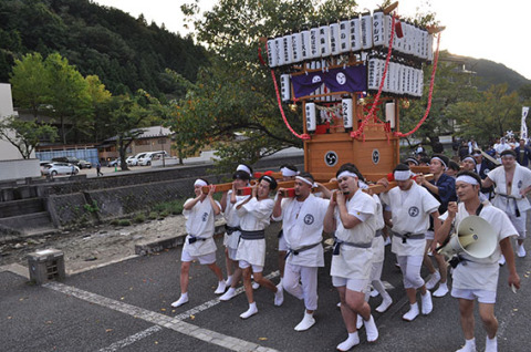 若衆が神輿を担ぎ、威勢よく温泉街を練り歩いた