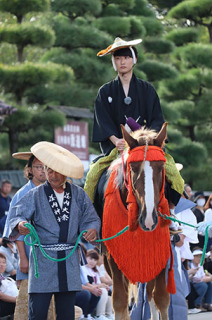 馬に乗って「藩主役」を務めた武田さん