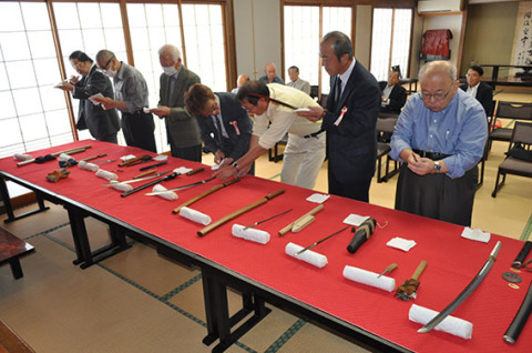 碑前祭に先立ち行われた刀剣鑑賞会。清人作の脇差しをはじめ、多くの美しい刀剣が並んだ