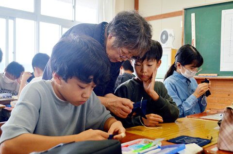 一針ずつ教わりながら庄内刺し子に取り組む児童