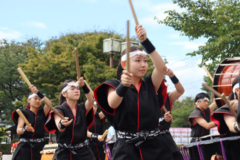 鶴岡中央高校の天魄太鼓のメンバーが力強い演奏を披露