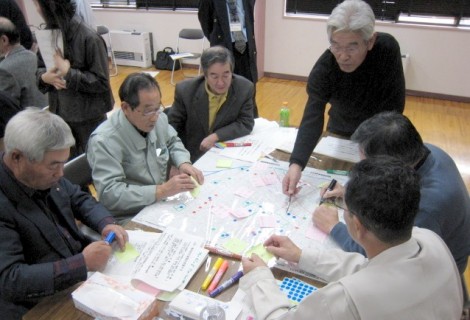 地図を囲み白熱した議論を展開する参加者たち＝松原学区