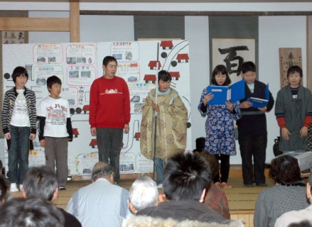 学習成果を披露する蕨岡小の6年生たち