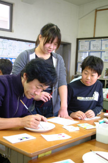 “先輩”の土田さんと絵皿づくりで交流