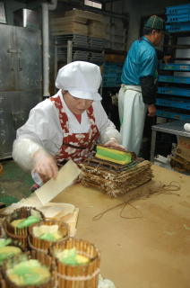 正月に向けて鶴岡独特の「よしの巻き」作りが急ピッチ