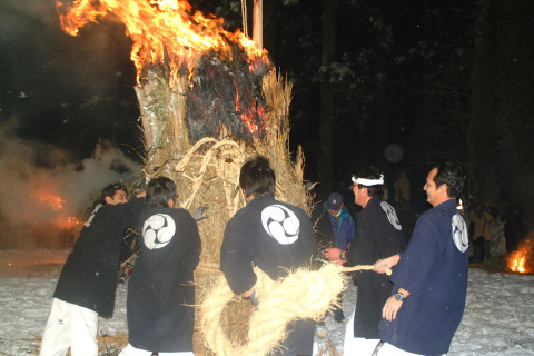 燃え盛る大松明を一気に引き立てた