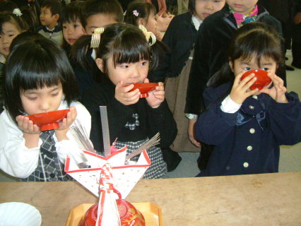 大人の気分を味わい、甘酒を飲み干す子どもたち