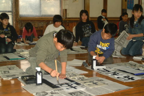 新たな気持ちで新年の書き初めに挑戦する大山小児童