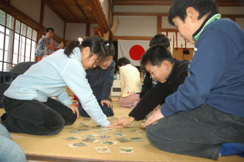 正月休み中に練習した成果を発揮し、素早く札に手を伸ばした