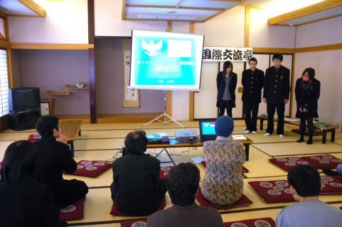 庄農高映画演劇部の生徒4人が、スマトラ島訪問で学んだことを報告した