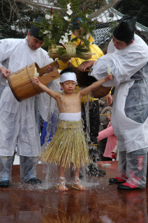 「冷たいけど我慢」。子供たちが冷水を浴びた