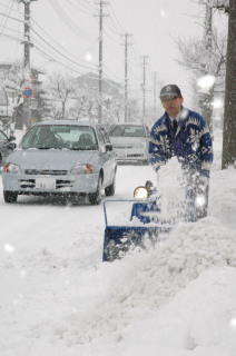 大雪に見舞われ、多くの市民が除雪作業をした＝16日午前、鶴岡市内