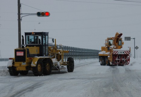 交通網を確保するため除雪車がフル回転した＝18日午前、酒田市の国道344号