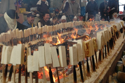 王祇祭で振る舞われる凍み豆腐料理の仕込み作業の「豆腐焼き」が行われた＝上座の渡部さん方