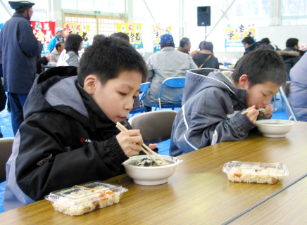 寒ダラとフグの「鱈ふく汁」を味わう小学生たち＝遊佐町