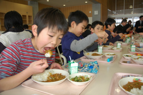 「とってもおいしいよ」。ヤーコンカレーをほおばる児童たち