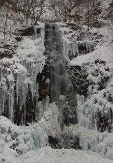 周囲に巨大な氷柱ができた玉簾の滝＝24日