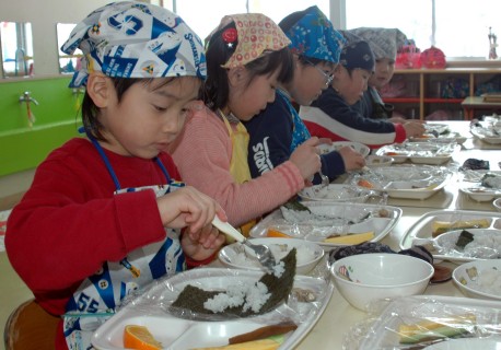 「恵方巻き」づくりに挑戦する園児たち