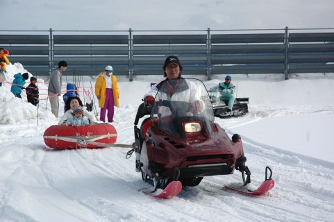 家族連れがスノーモービルを体験したあぐり雪まつり