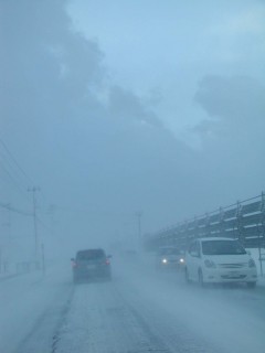 平野部の幹線道路では各所で地吹雪が発生した＝13日午前7時50分ごろ、酒田市広野の国道7号