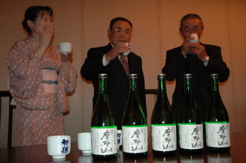 限定原酒「摩耶山」の新酒の試飲が行われ、「香りが高く切れ味がいい」などと好評だった