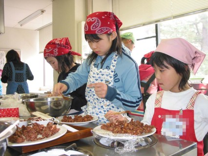 酒田市内の子供たちがバレンタインデー用のチョコ菓子づくりに挑んだ