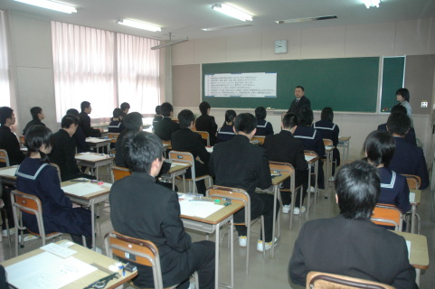 受験生が会場の教室に入り、試験開始の合図を待った＝鶴岡南高
