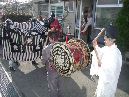 市街地に春を告げる春日神社の獅子舞