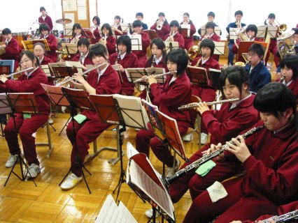 初の定期演奏会開催に向け仕上げの練習に励む酒田三中吹奏楽部員たち