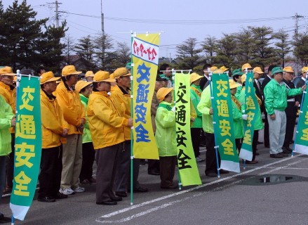 気持ちを新たに交通事故防止活動に取り組むことを誓った＝庄内地区