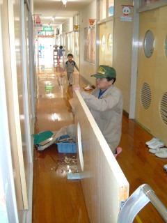 職人たちが建具修理のボランティアを行った