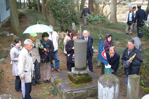 加藤清正公の遺骨が眠るとされる天澤寺を見学する熊本の訪問団のメンバー