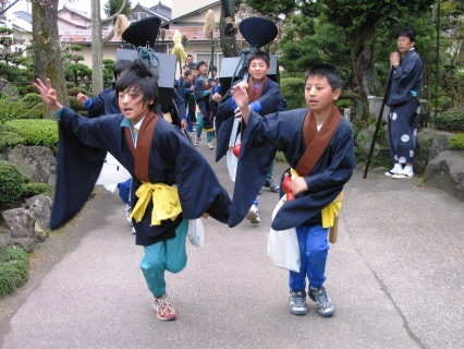 鼻におしろいを塗った小学生がかわいい奴振りを披露した