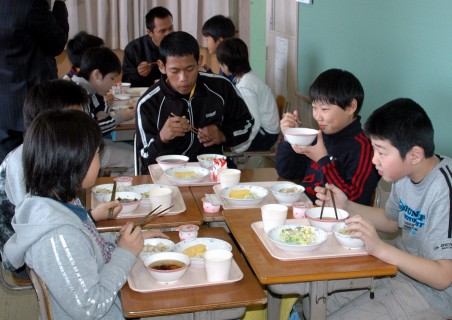 インドネシアからの研修生と児童たちが一緒に給食に舌鼓を打った