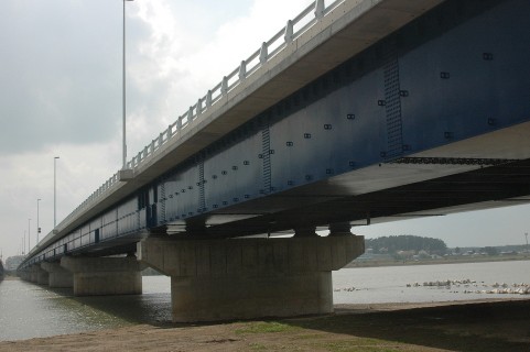 出羽大橋（現橋）の西側で、ほぼ完成した出羽大橋（新橋）