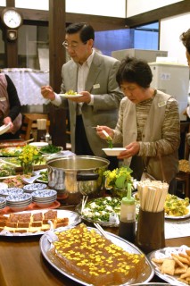 三川町産の菜の花「キラリボシ」を使った料理を楽しんだ