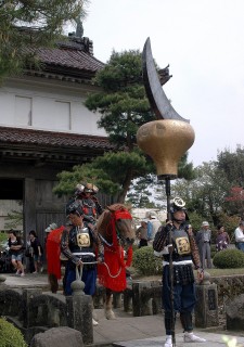 堂々の行進を披露した武者行列