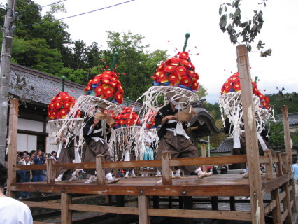 吹浦祭りの最後を飾って華麗に披露された花笠舞