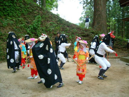 地区の鎮守の境内で勇壮な獅子踊りが披露された