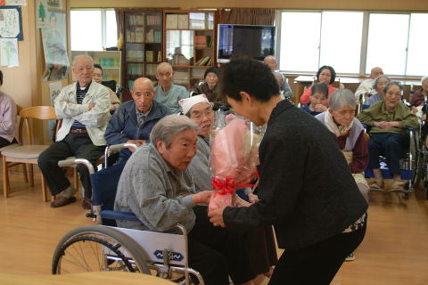 鶴岡「小さな親切」の会がしおん荘のお年寄りにカーネーションを贈った