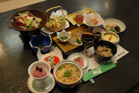 朝日地域の旬の山菜を中心とした「さと山春の御膳」