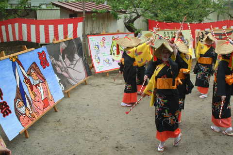 大絵馬の絵板の前で手踊りが披露され、祭りムードを盛り上げた