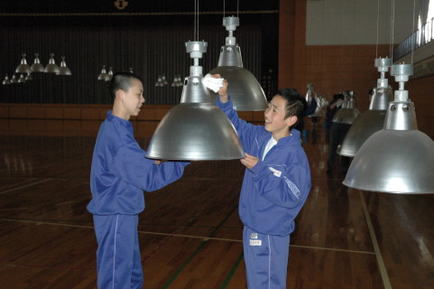 照明器具の清掃を行う藤島中生